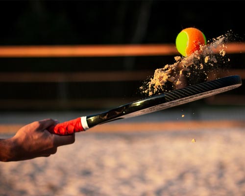 Una partita a beach tennis